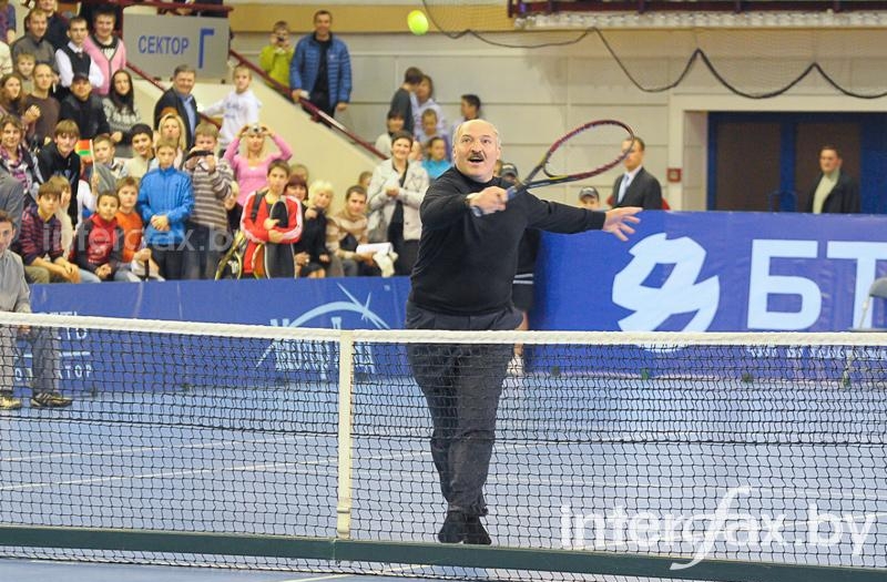 Александр Лукашенко на соревнованиях по большому теннису