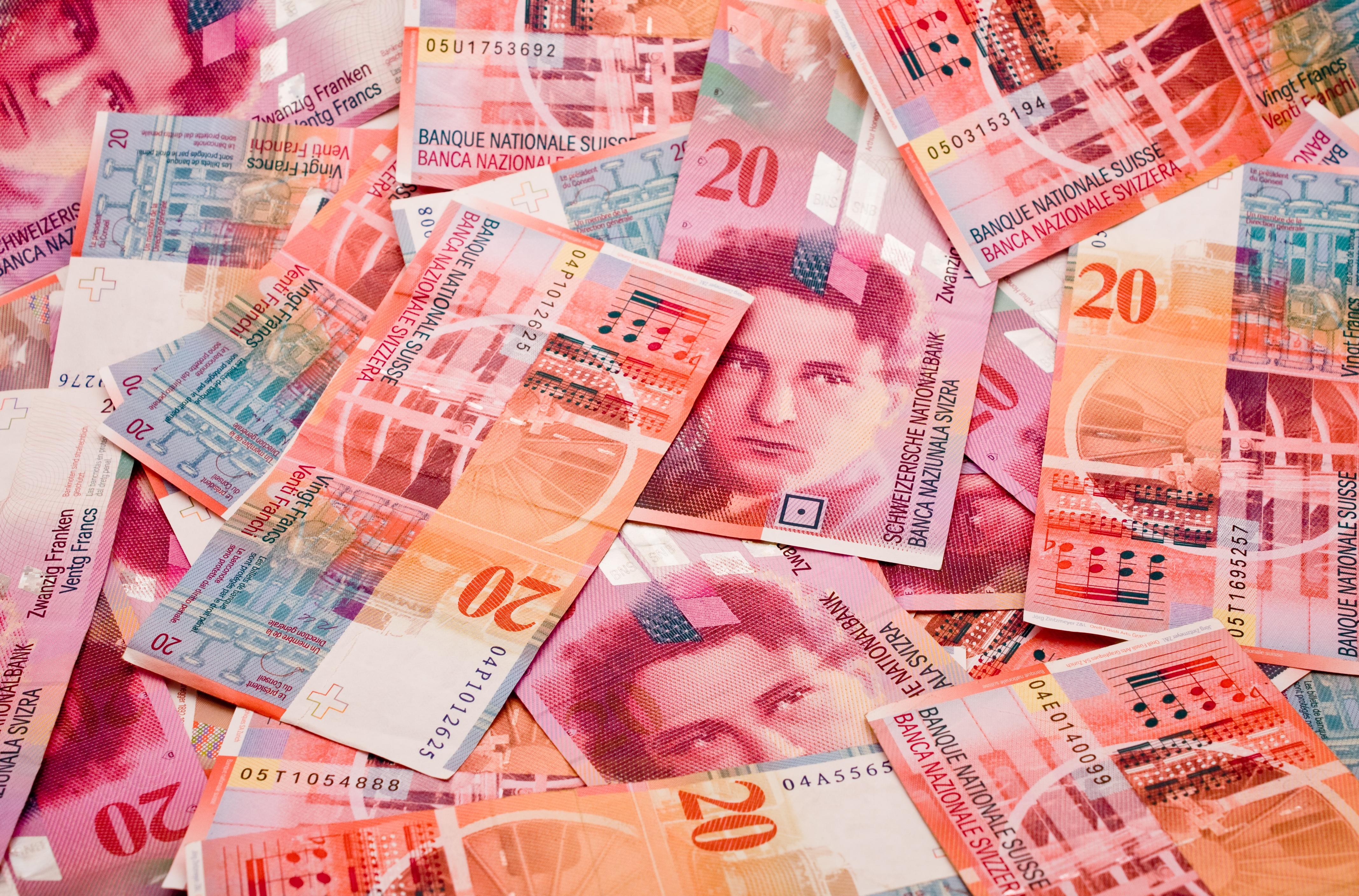 Большое количество банкнот в 20 Швейцарских франков