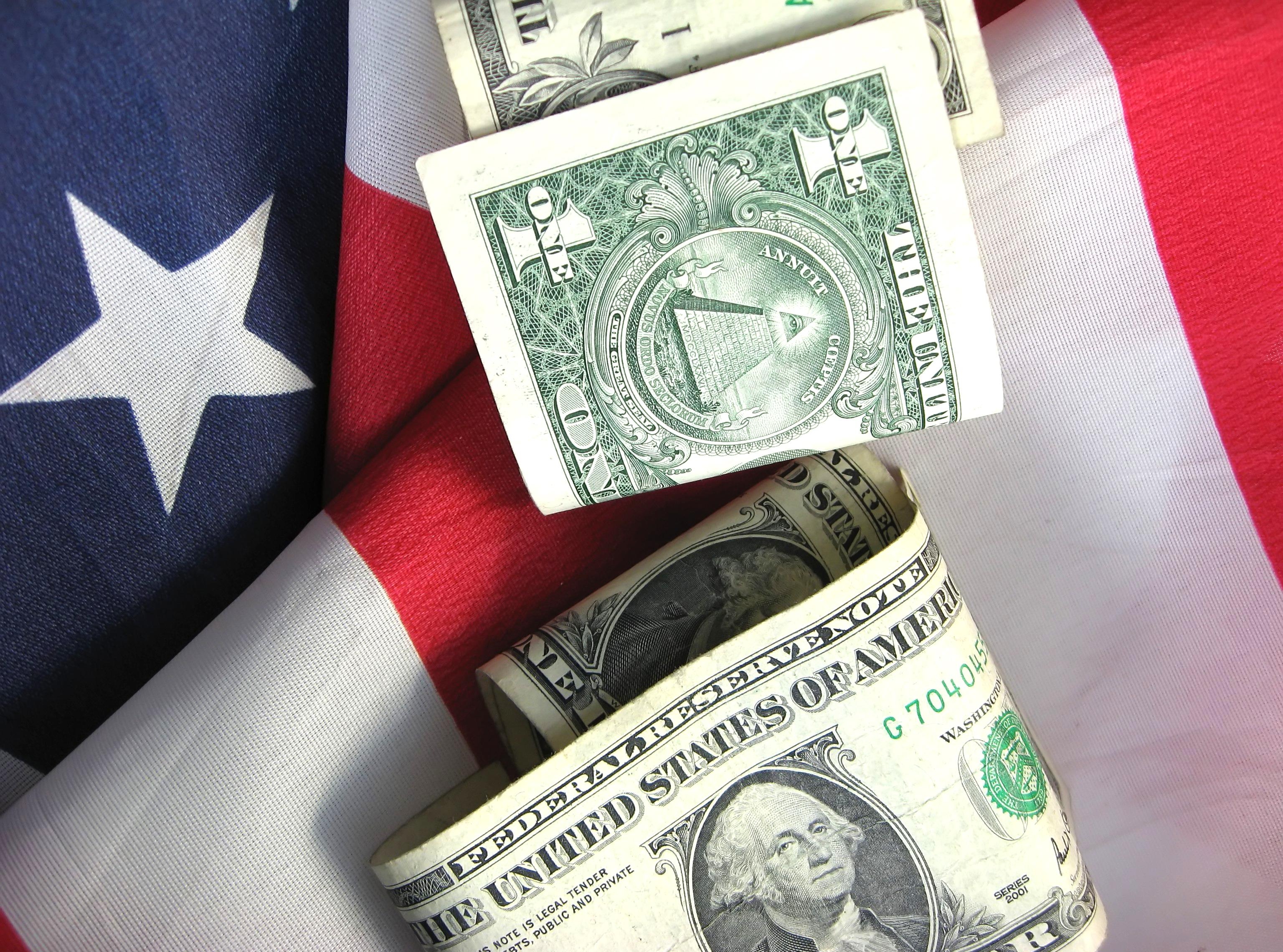 Банкноты доллара США на национальном флаге