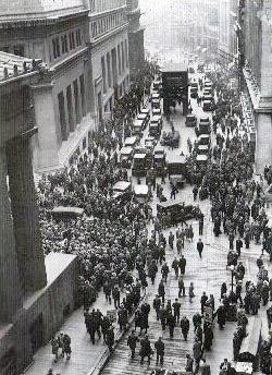 Толпы людей собираются у здания биржи сразу же после биржевого краха 1929 года