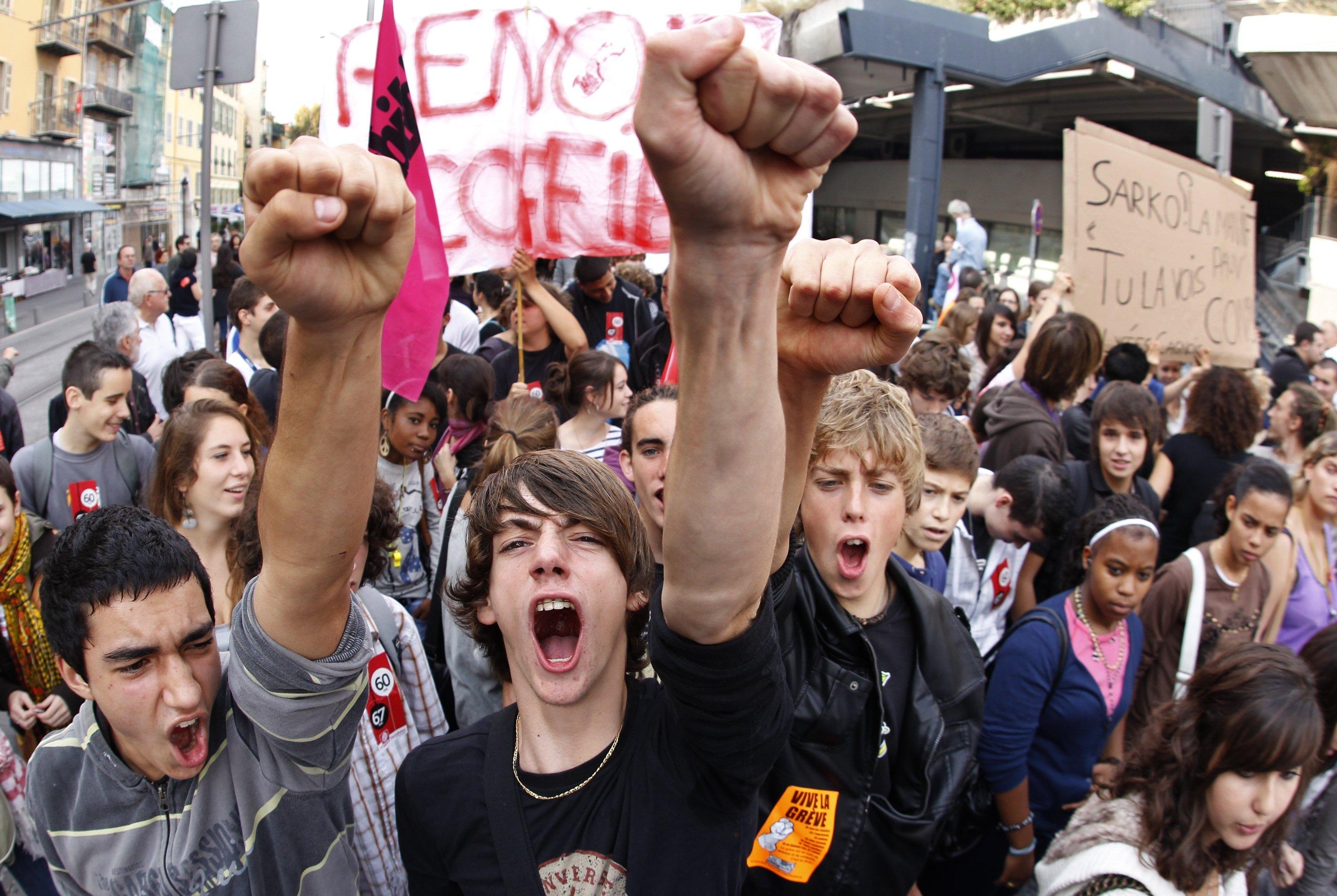 Массовые выступления против власти. Молодежные протесты. Толпа с плакатами. Экстремистские субкультуры. Протестное движение.