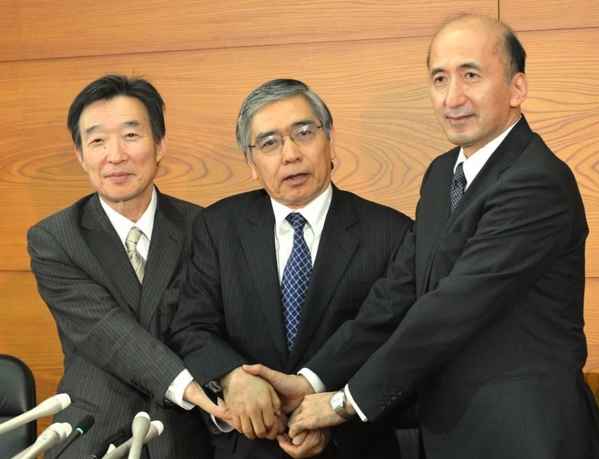 Заместитель управляющего Кикуо Ивата(слева), управляющий Банком Японии - Харухик Курода (по центру), заместитель управляющего - Хироши Накасо (справа)