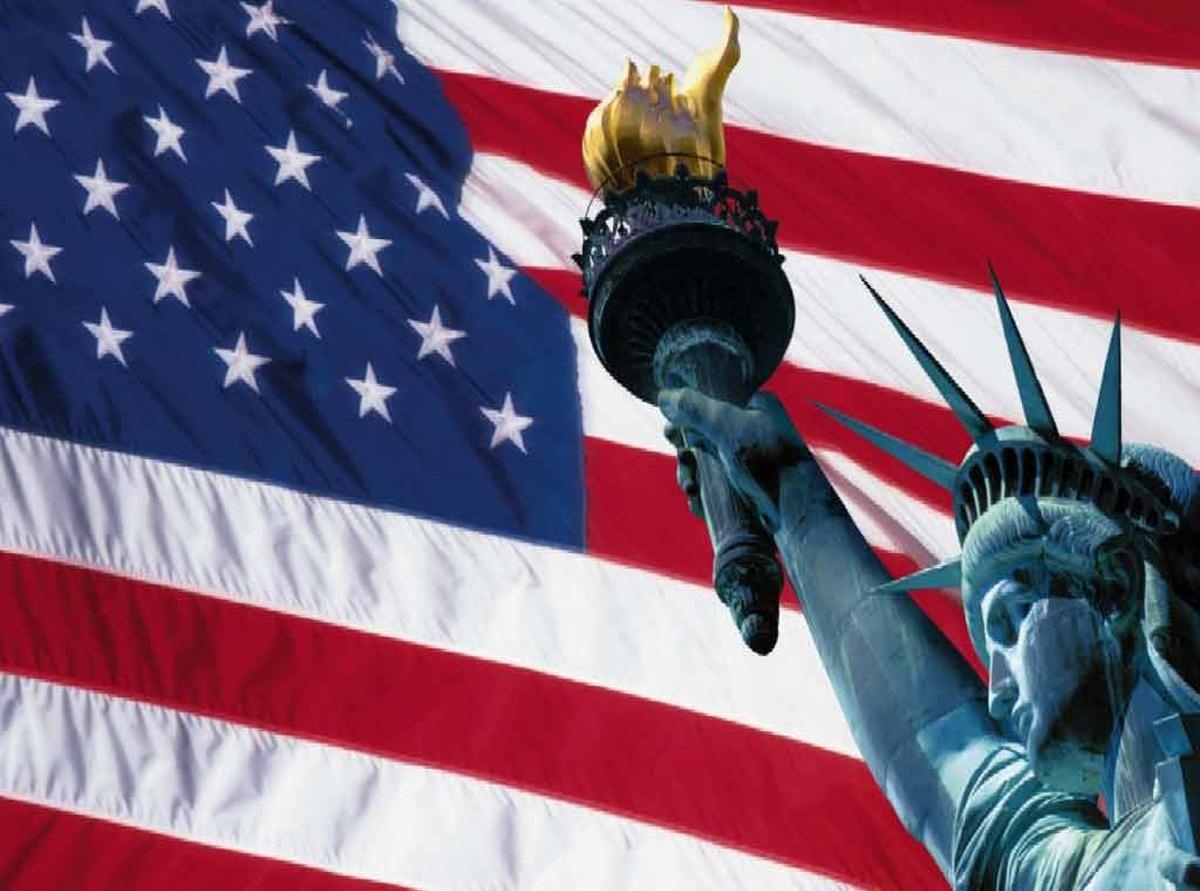 Статуя Свободы на фоне американского флага