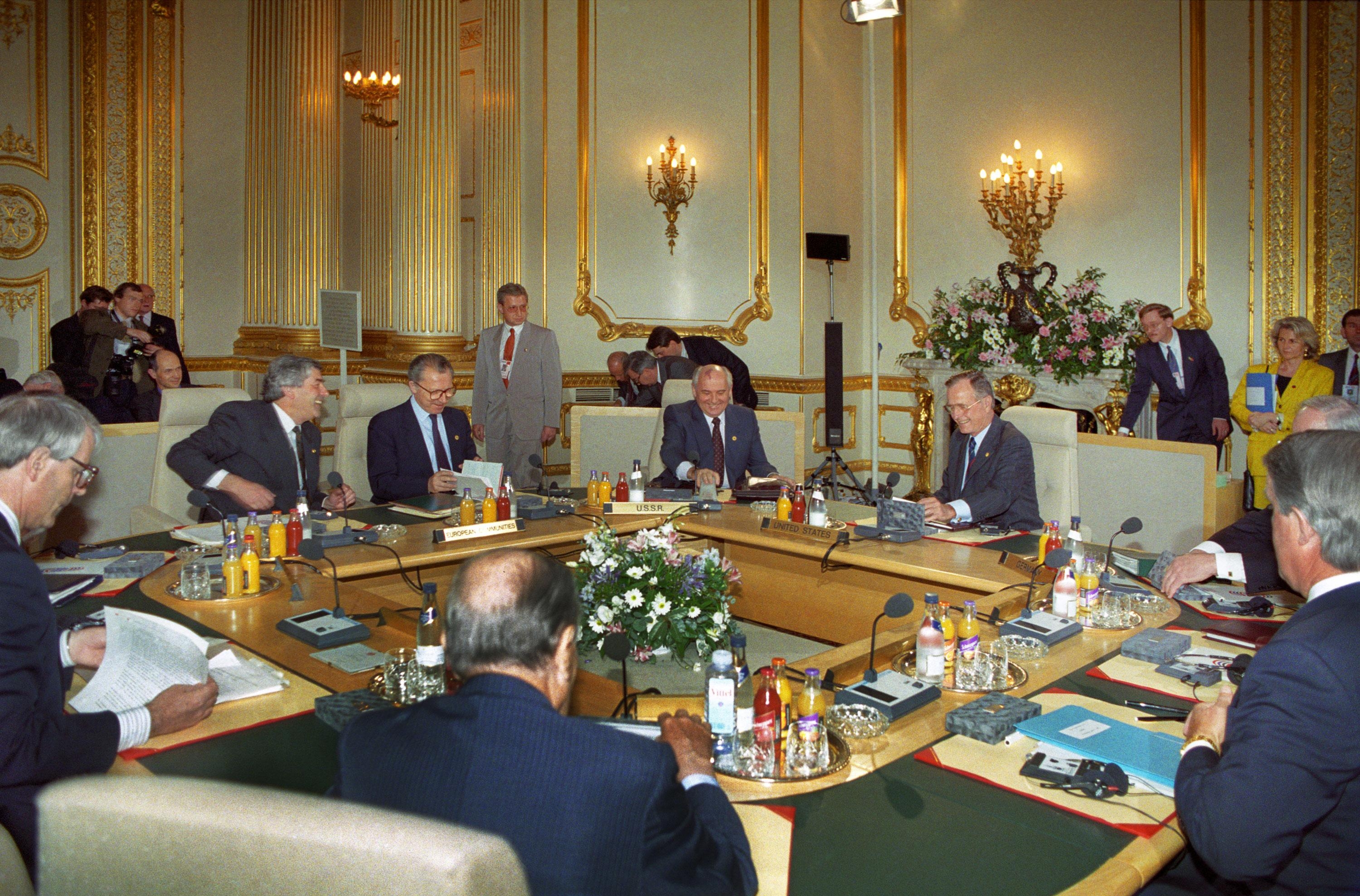 Лондон_ Президент СССР Михаил Горбачев встретился с участниками ежегодного совещания руководителей семи индустриально развитых стран_