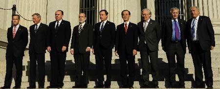 Руководители центральных банков Большой семерки после встречи на лестнице департамента казначейства США 10 октября 2008 года