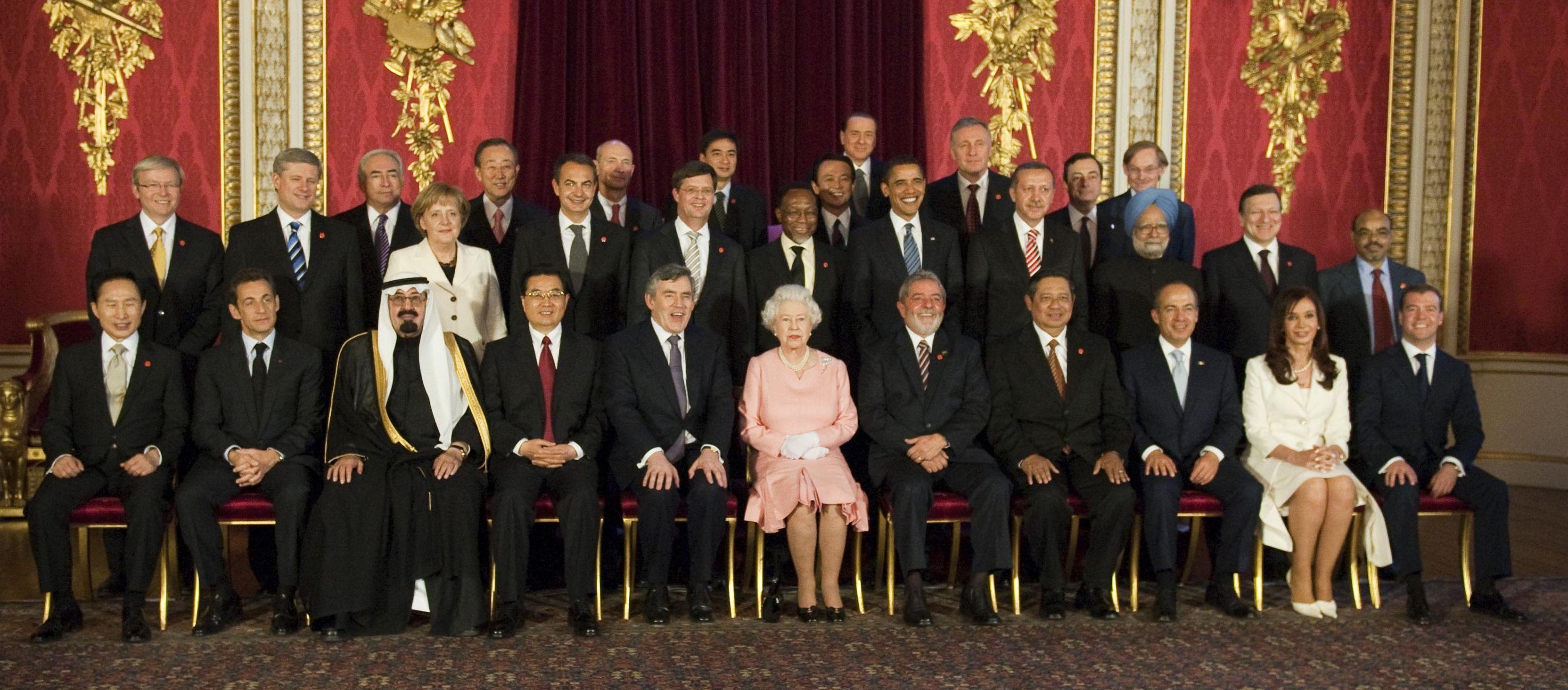 Лидеры стран Большой двадцатки на встрече у королевы Великобритании во время саммита G20 в Лондоне 2 апреля 2009 года