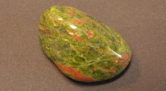 Унакит - горная порода, эпидотизированный гранит,