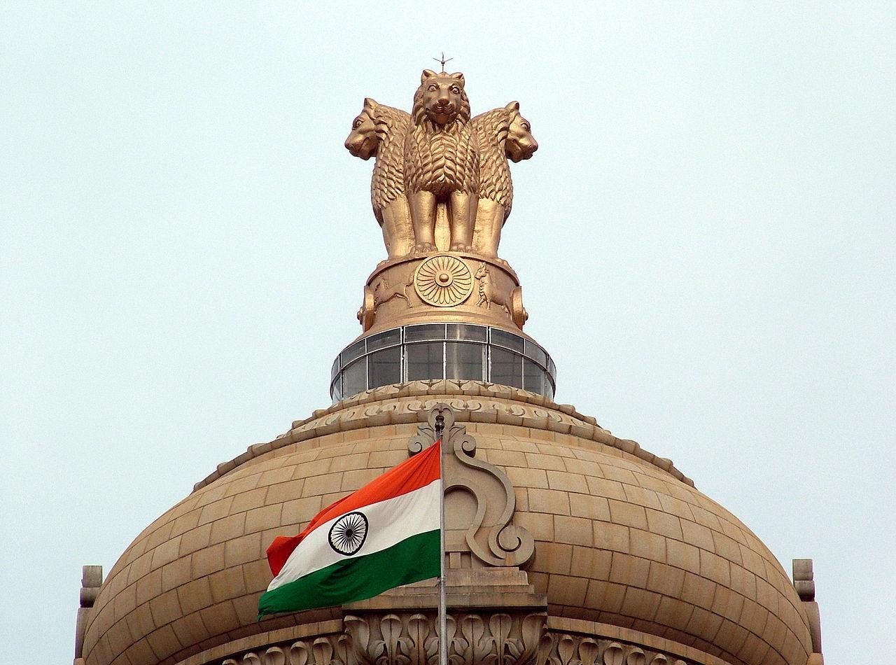 флаг и статуя Индии