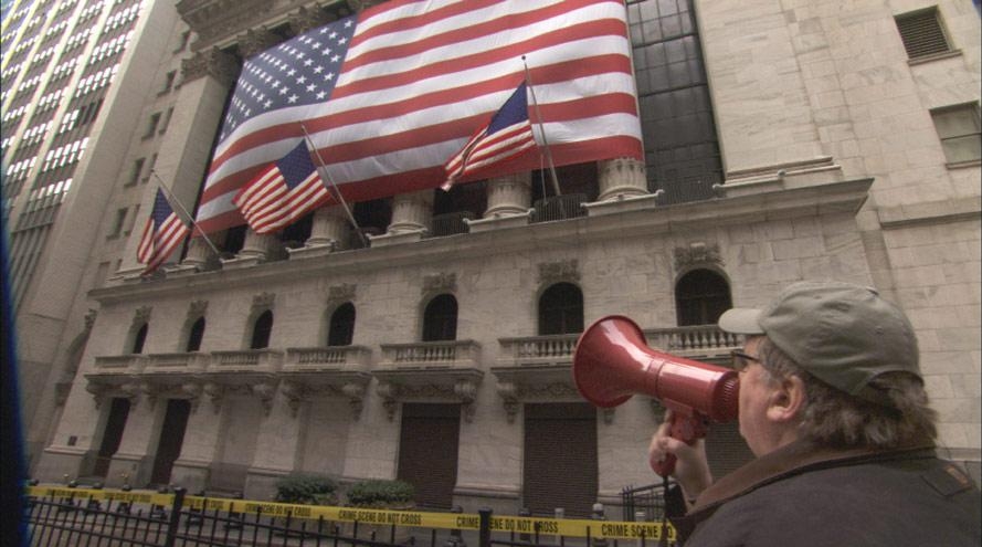 Мужчина кричит в рупор Американский флаг Капитализм