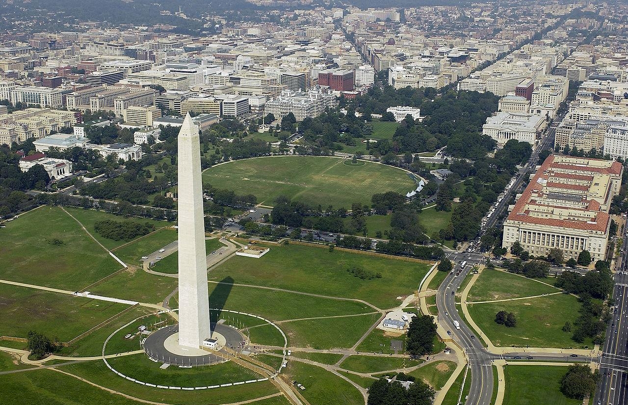 Вид с высоты на монумент Вашингтона и сам город Вашингтон, округ Колумбия, США