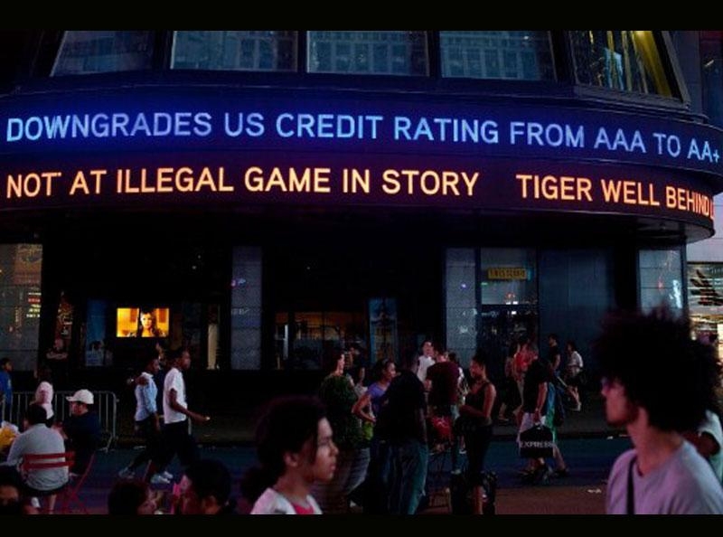 5 августа 2011 года бегущая надпись на одной из зданий на Таймс-сквер в Нью-Йорке сообщает о понижении кредитного рейтинга США с AAA до AA+