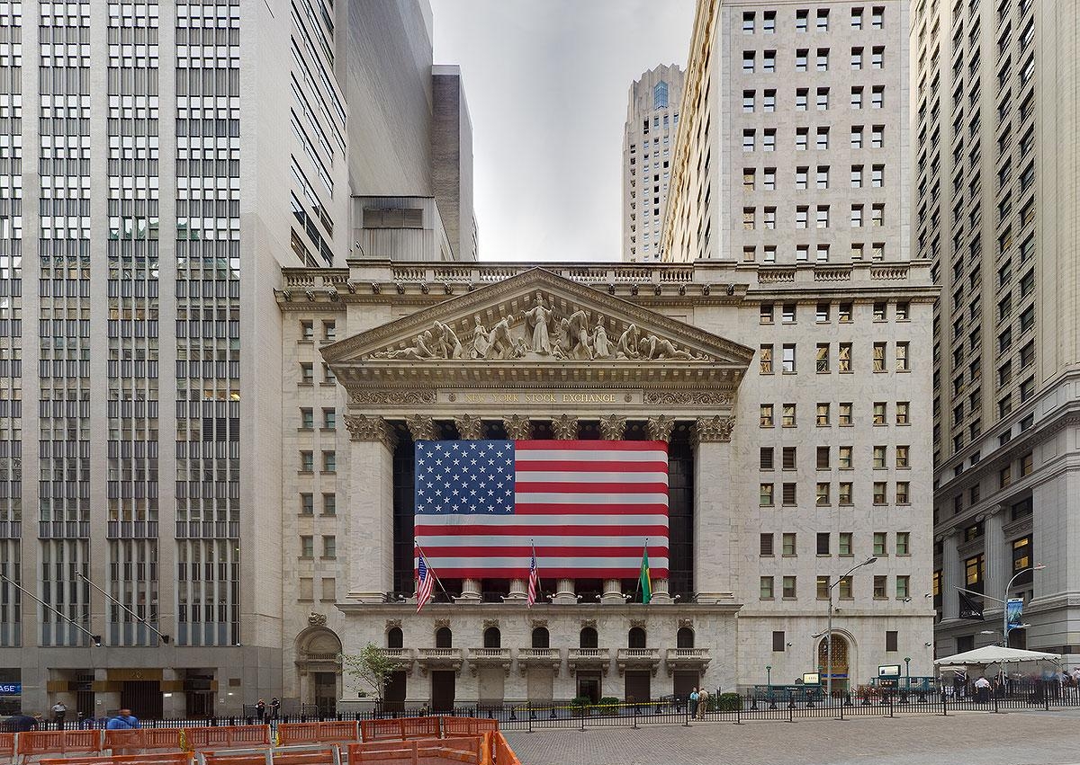 Здание Нью-Йоркской фондовой биржи на Уолл-стрит в Нью-Йорке