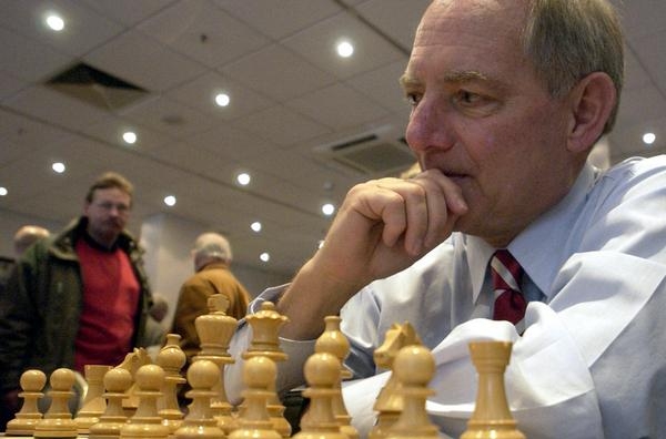 Вольфганг Шойбле играет в шахматы