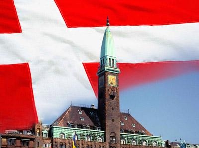 Дания</a>, здание на фоне флага