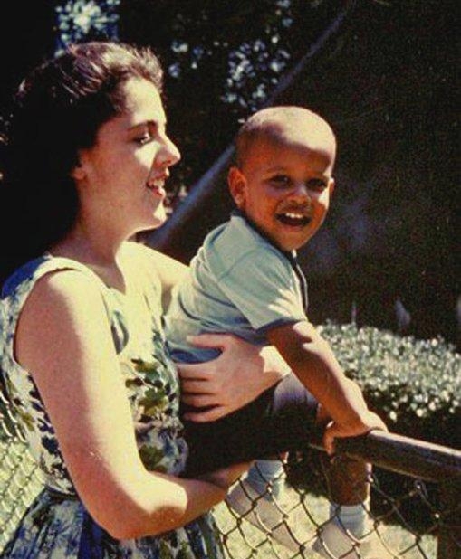 Барак Обама в детстве с матерью