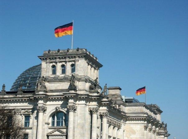 экономическая политика</a> германии, здание с флагом