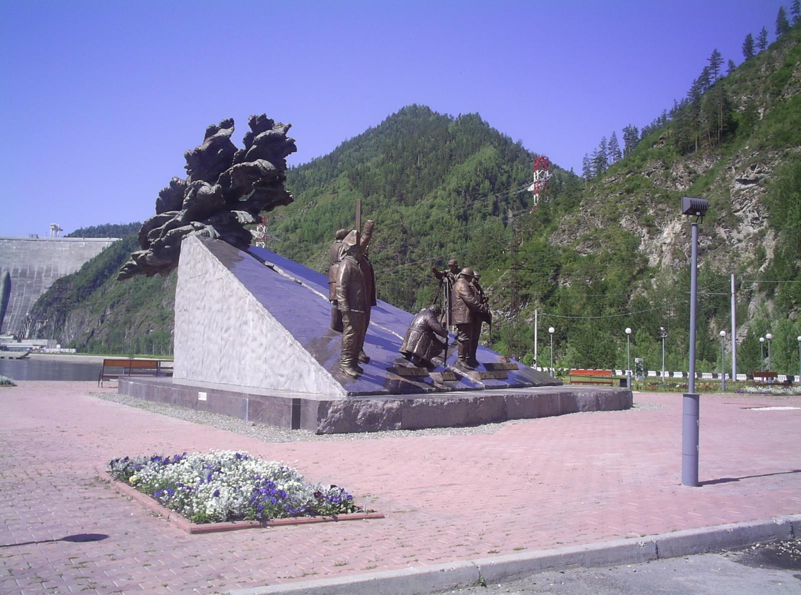 5.16. Памятник строителям ГЭС на смотровой площадке. Открыт в 2008 году