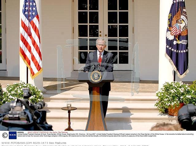 4.7 Дж. Буш во дворе Белого Дома