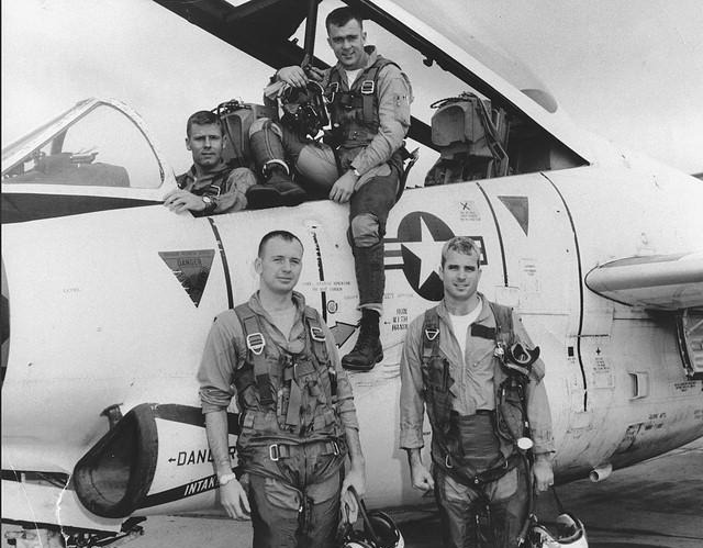 2.3 Маккейн (справа внизу) с лётчиками своей эскадрильи