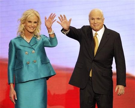 8.2 Джон Маккейн и его супруга Синди после выступления Маккейна с программной речью на съезде республиканцев.