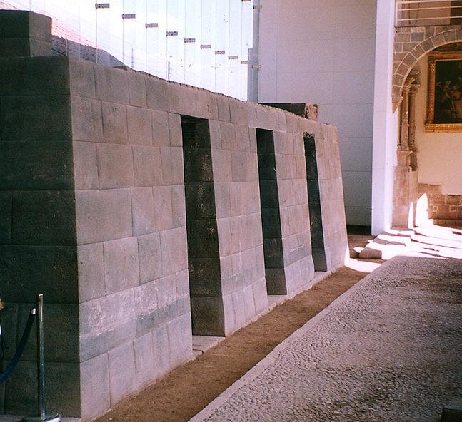 14.4. Стена храма Кориканча времён инков, встроенная в собор Санто-Доминго