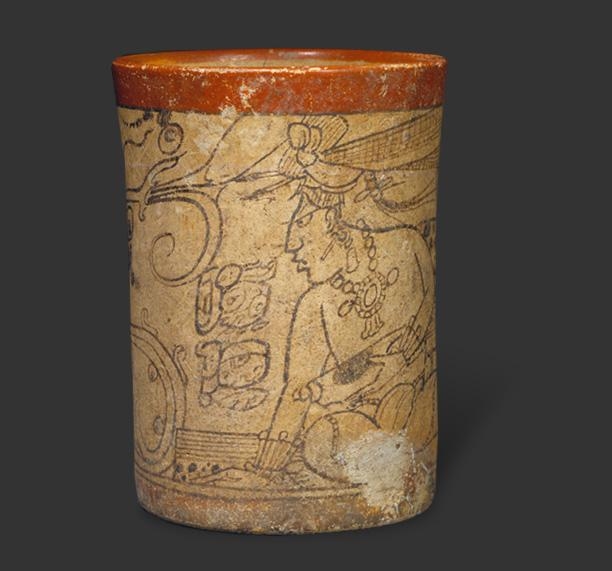 6.2. Ваза из северной Гватемалы, VII—X в. н. э., расписанная в стиле кодекса, с изображением писца