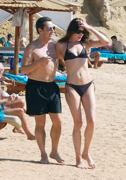 1.18 Саркози с Бруни на пляже