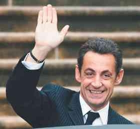 2.2 Саркози приветствует публику