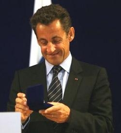 6.5 Саркози любуется наградой