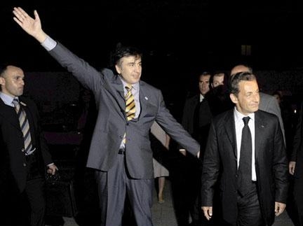 8.1 Президент Грузии Михаил Саакашвили встречает президента Франции Николя Саркози по его прибытии в Тбилиси 12 августа 2008 г.