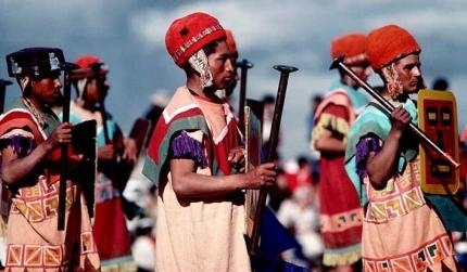 2.4 ИНДЕЙЦЫ играют на древних народных инструментах – кена и аната (подобие флейты).