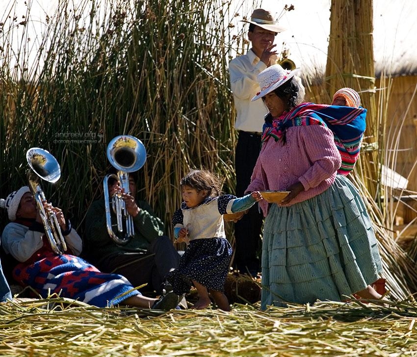 2.7 Местная женщина с детьми на плавучих островах на озере Титикака