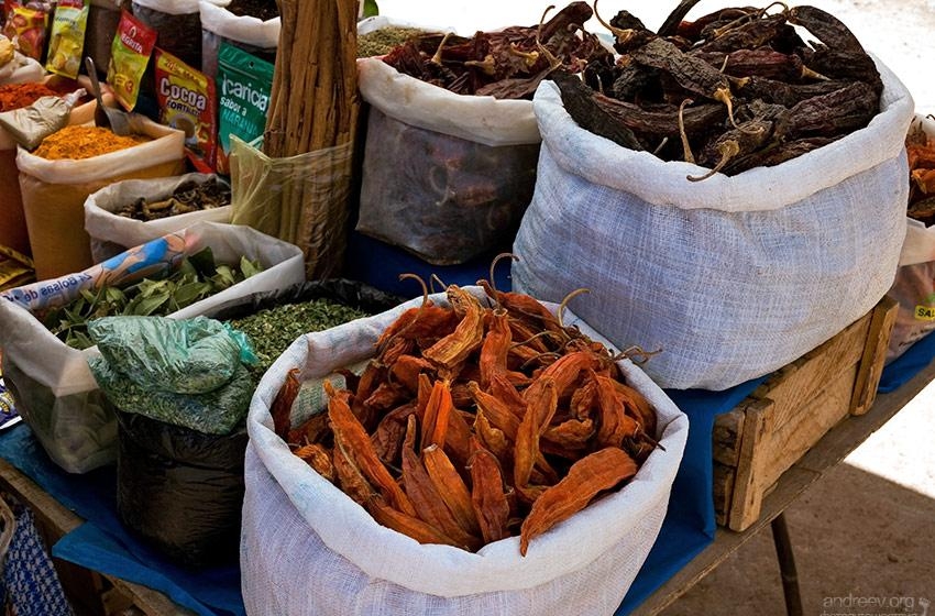 6.13 Специи и листья коки на рынке в Пуно (озеро Титикака).