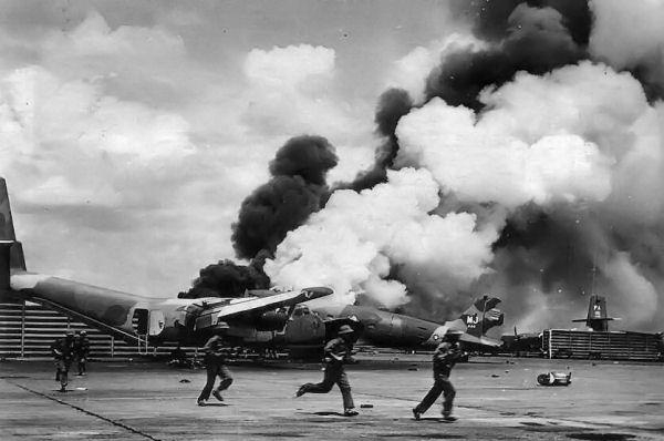 6.5. Последний день войны. Северовьетнамские солдаты в сайгонском аэропорту Таншоннят