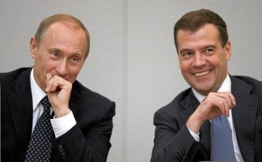 2.10 Медведев и Путин смеютса