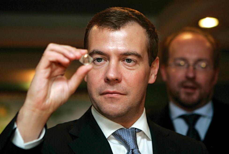 4.4 Медведев смотрит на брилиант