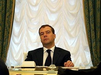 6.3 Медведев за рабочим столом