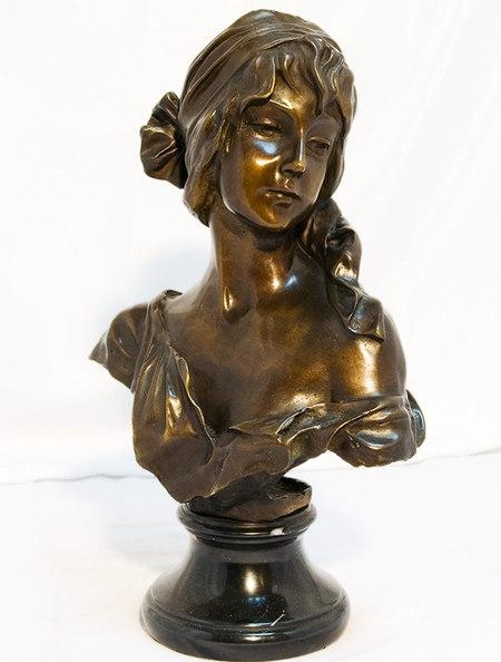 1.7 Cкульптура девушки из бронзы