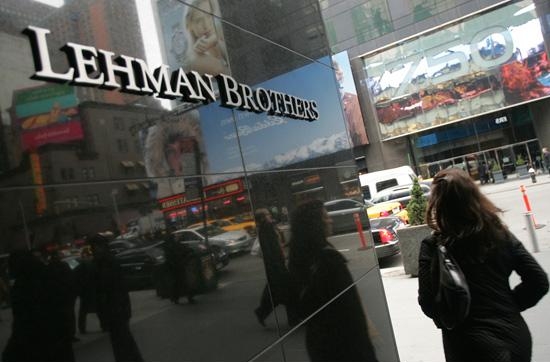 1.3 Название на фасаде банка Lehman Brothers 