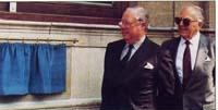 2.1. Джон Шепард-Бэррон, слева, возле первого банкомата в Лондоне, 1992