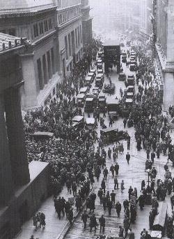 2.4. Историческое фото- Толпы людей собираются у здания биржи сразу же после биржевого краха 1929 года