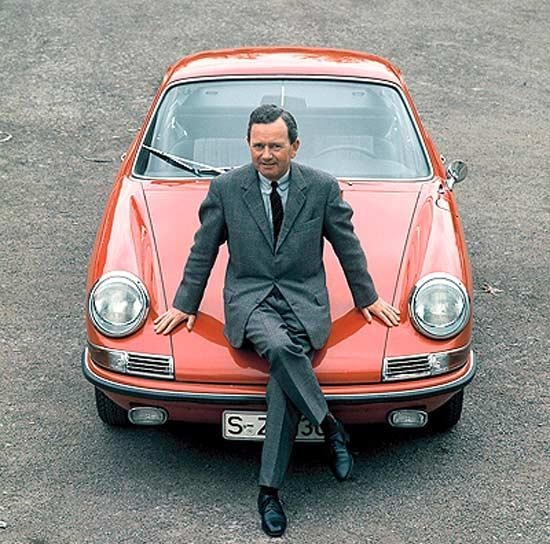 3.3. Ферри Порше изображен вместе с моделью Porsche 911, 1968 год