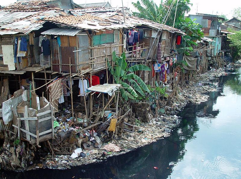 1. Пример городской бедности в трущобе в Джакарте, Индонезия