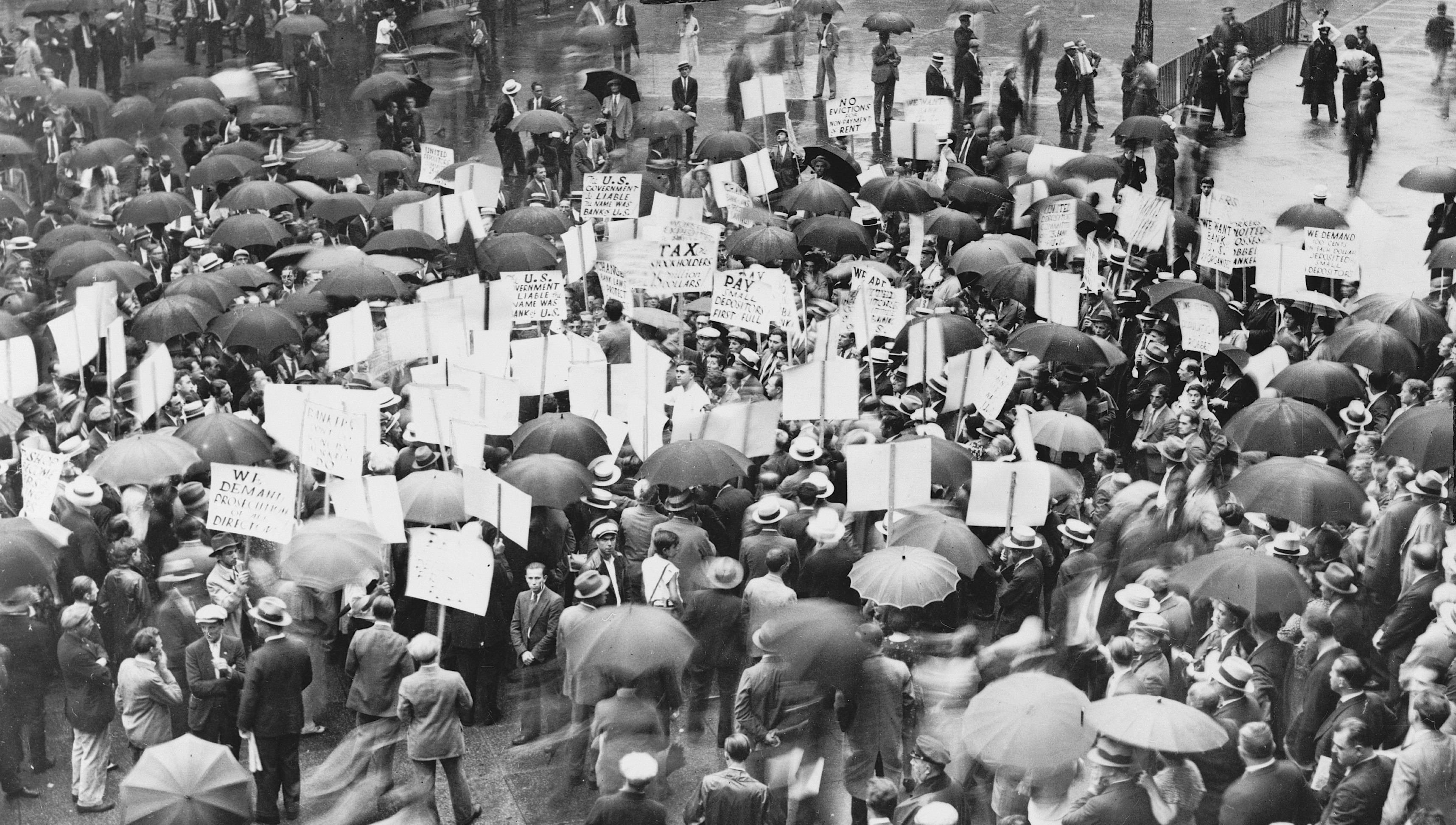 2. Толпы за пределами банка США в Нью-Йорке после провала в 1931 году