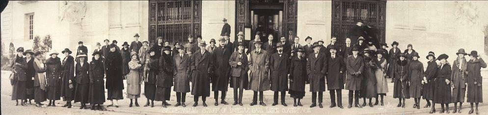 2. Э. Гринвуд и Гарольд Б. Батлер, с сотрудниками первой МКТ в Вашингтоне 1919 года