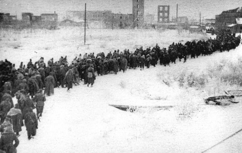 8.2 Колонна немецких военнопленных проходит через Сталинград