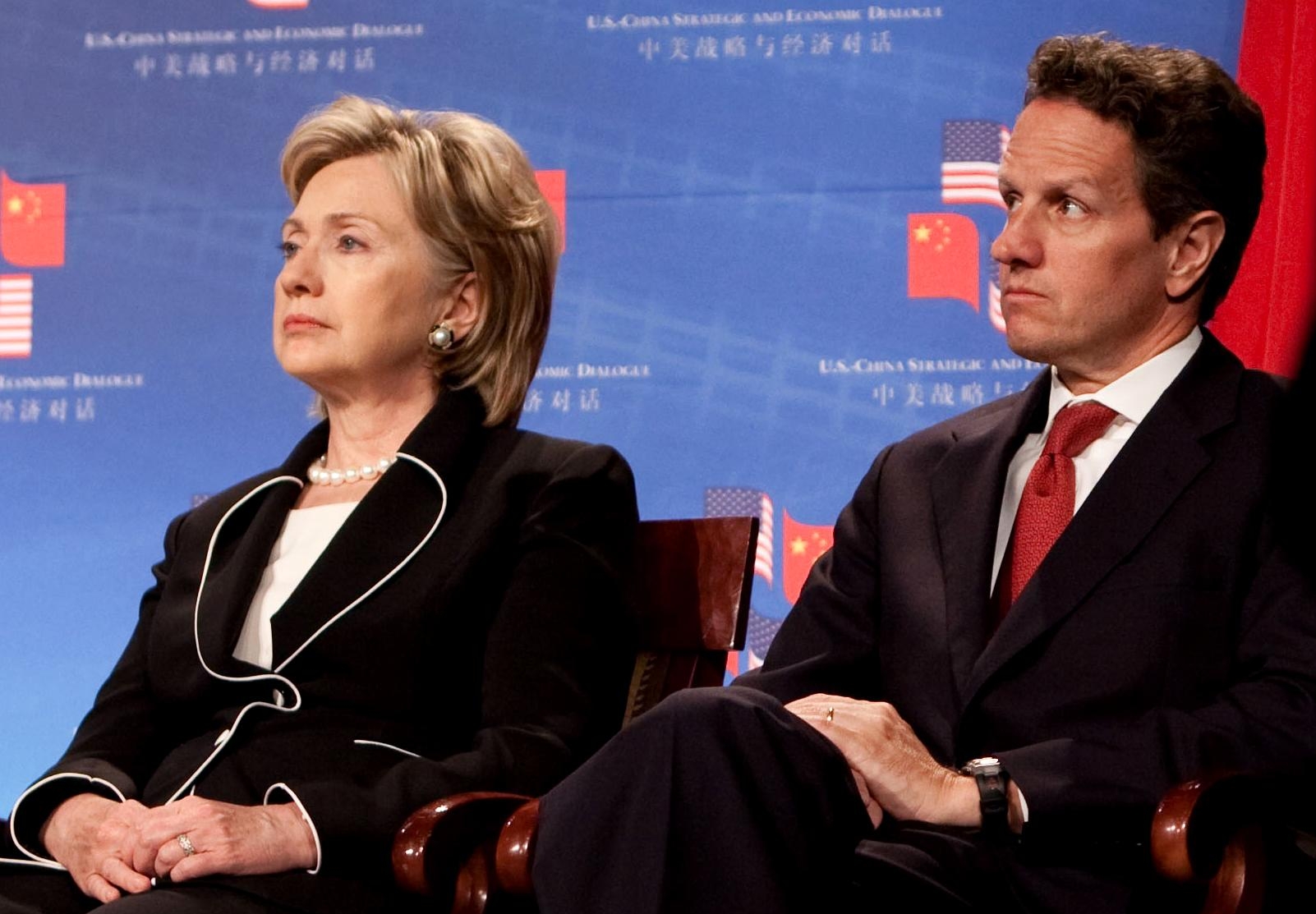 3. Гейтнер с госсекретарем Хиллари Клинтон на открытии сессии первого американо-китайского стратегического и экономического диалога 27 июля 2009 года.