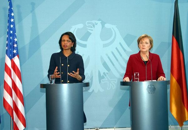 10. Ангела Меркель и госсекретарь США Кондолиза Райс на пресс-конференции в Берлине 6 декабря 2005 года
