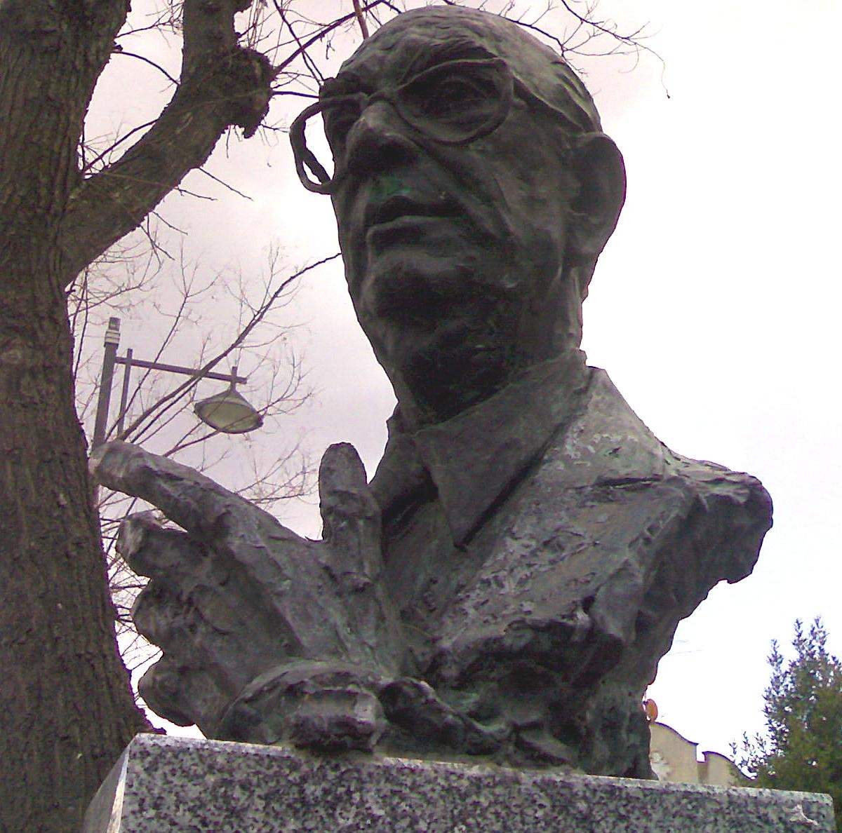 62. Камило Хосе Села, скульптура писателя в Гвадалахаре