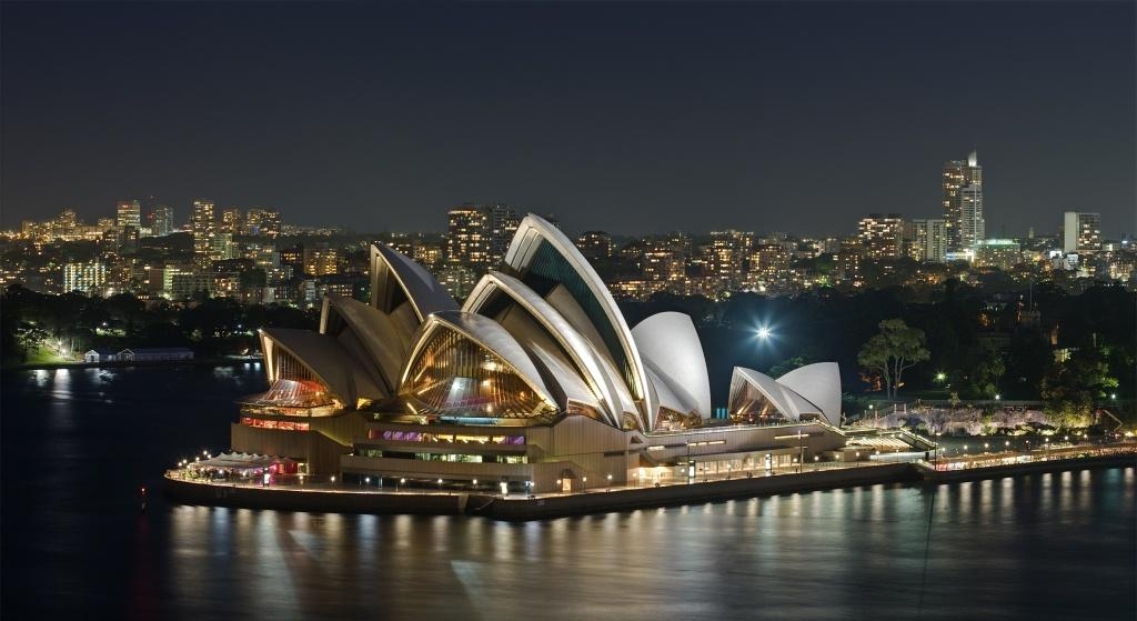 89. Здание Сиднейской оперы. Ночной вид с моста Харбор-Бридж